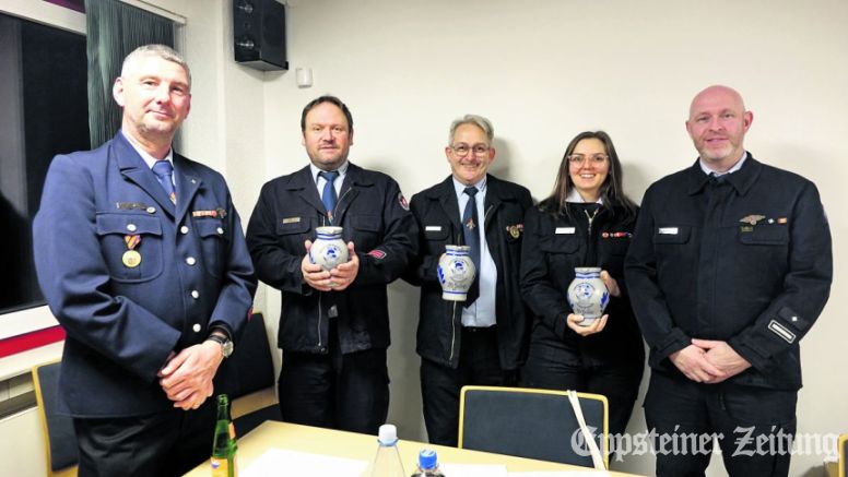 Verabschiedung von Sven Kilb, Christian Dörr und Julia Becker aus dem Vereinsvorstand mit „95 Jahre Feuerwehr“ Bembel als Geschenk (v.l.): Rainer Kilb (2. Vereinsvorsitzender), Sven Kilb (ehemaliger Beisitzer), Christian Dörr (ehemaliger Kassierer), Julia Becker (ehemalige Schriftführerin), Jens Hachenberger (1. Vereinsvorsitzender).Foto: Eberhard Heyne