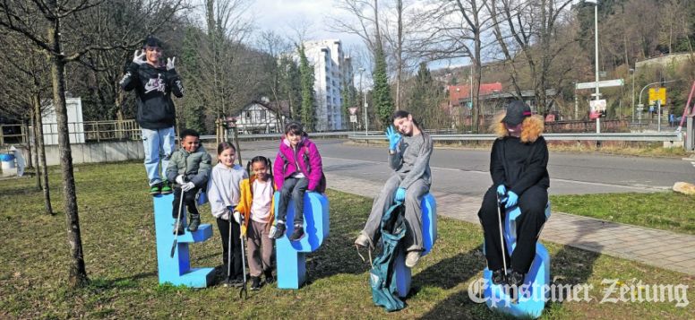Die Helfer bei der Dreck-weg-Aktion der Kids (v.l.): Erxhan (10 Jahre), Isak (6), Cataleya (10), Elisabeth (4), Fekri (7), Xhensila (12) und Emelie (10). Foto: Caren Lewinsky