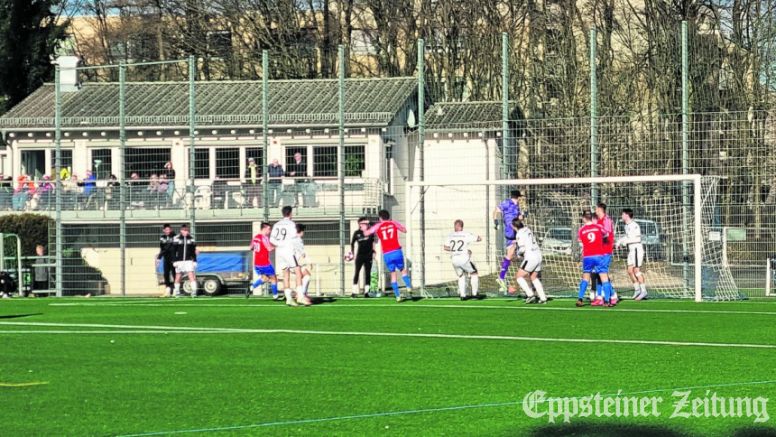 SG Bremthal (in rot, v.l.): Torschütze zum 1:1 Lukas Kleber (Nr. 20), Bennet Peterek (17), Dennis Morawietz (9) und verdeckt Marvin Schmidt Hartlieb (19).Foto: privat