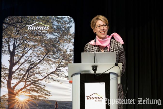 Daniela Krebs (TTS-Geschäftsführerin) beim 3. Taunus-Tourismustag 2025 auf dem Podium.Foto: Taunus Touristik Service e.V.