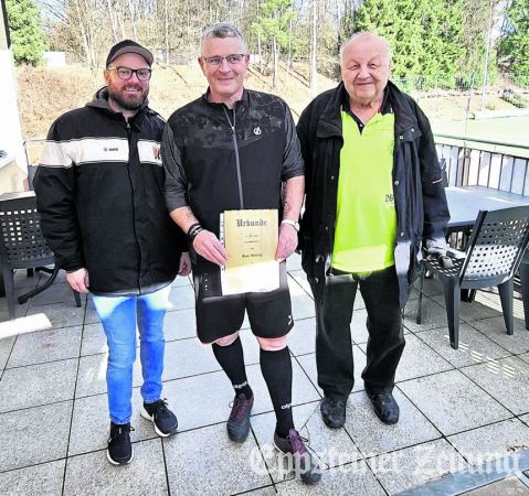 Fußball-Abteilungsleiter Manuel Mühl, Sven Henning mit seiner Ehrenurkunde und TuS Vorsitzender Heinz Brückner (v.l.).Foto: privat