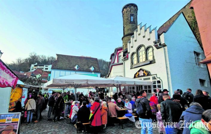 Buntes Treiben auf dem Gottfriedplatz. Beim Wochenmarkt trifft man sich und kommt ins Gespräch. Mehrere Einkaufsmöglichkeiten auf dem Marktgelände und im Umfeld stehen zur Verfügung.Foto: Stadt Eppstein