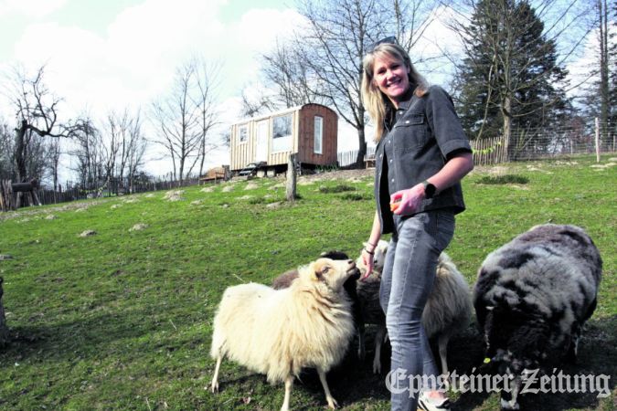 Natalie Bach hält auf ihrer Eppstein Farm auch Schafe. Sie sind neben Hühnern und Kaninchen die Lieblinge der Kinder.Foto: Beate Schuchard-Palmert