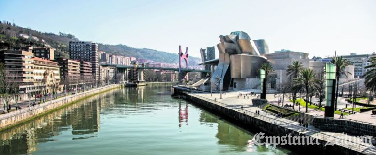 Blick über die Uferpromenade in Bilbao zum spektakulären Gebäudekomplex des Guggenheim-Museums und Salve-Brücke.Foto: FotografieAktiv