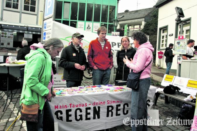 Infostand von MTK gegen Rechts auf dem Eppsteiner wochenmarkt.Foto: Julia Palmert