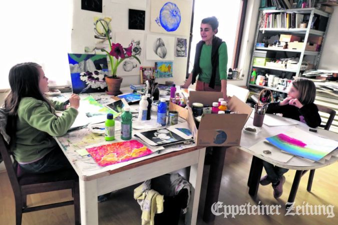 Sybille Dömel in der Kreativ-Werkstatt mit zwei jungen Teilnehmerinnen ihrer Kunstkurse im Kulturkreis Eppstein.Foto: Beate Schuchard-Palmert