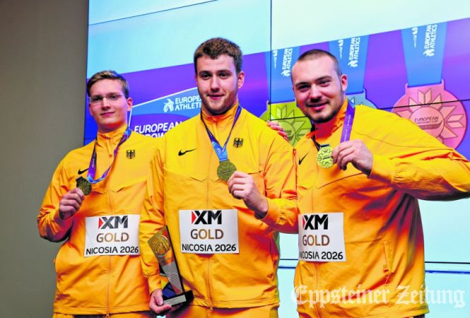 Tim Steinfurth (Mitte) bei der Siegerehrung auf Zypern mit seinen deutschen Teamkollegen Lukas Schober (r.) und Florian Schmid. 
            Foto: privat