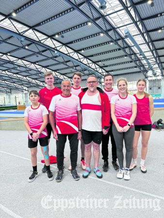 Die Athleten der TSG Eppstein nach den Hallenmeisterschaften im Steinstoßen (v.l.): Benjamin Höselbarth, Ben Miller-Bergfriede, Eckhardt Kiel, Karsten Steinfurth, Ralph Jürgen Steyer, Markus Pasker, Nicole Pasker, Paula Vitze.Foto: privat