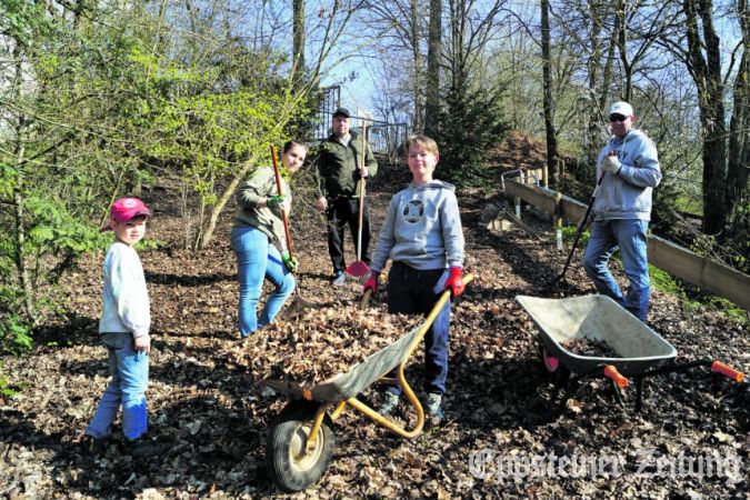 Flei&szlig;ige Helfer schafften das Herbstlaub weg, bevor neuer Rindenmulch aufgebracht wurde. Foto: Helga Mischker