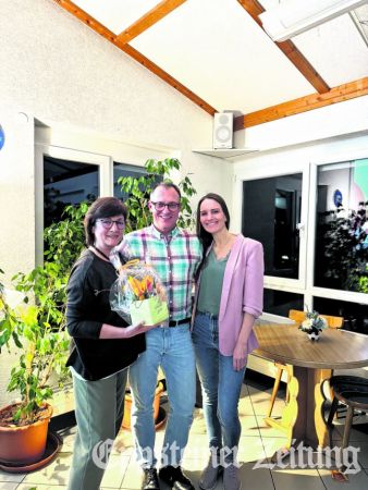 Blumen zum Abschied für Marina Nix (l.) vom Vorsitzenden Andreas Geis. Nachfolgerin Melanie Rule freut sich schon auf die Pressearbeit. Sie ist seit zwei Jahren beim Liederkranz und singt sowohl in 20vor8CHORisma als auch bei Me-lo-ma-nie – perfekt also für die Liederkranz-Pressearbeit.Foto: privat