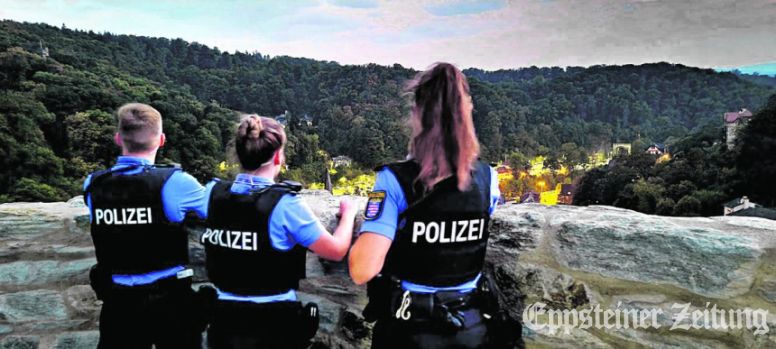 Polizeibeamte auf dem Bergfried von Burg Eppstein mit Blick über die Altstadt. Foto: Stadt Eppstein