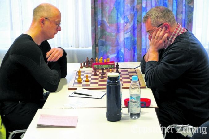 Carsten Kreiling (r.) hatte gute Gewinnchancen und versuchte im Turmendspiel noch alles, sein Gegner Joachim Duncker wehrte aber alle Gewinnversuche zum Remis ab.Foto: privat