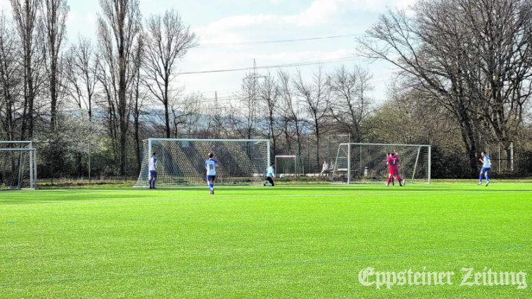 Auf dem Bild ist der Torschuss zum 4:1 zu sehen: Bremthal in Blau-Weiß: links am Pfosten Dennis Morawietz, mit der Nr. 11 Alexander Benz und rechts Torschütze Marvin Schmidt Hartlieb.
            Foto: privat