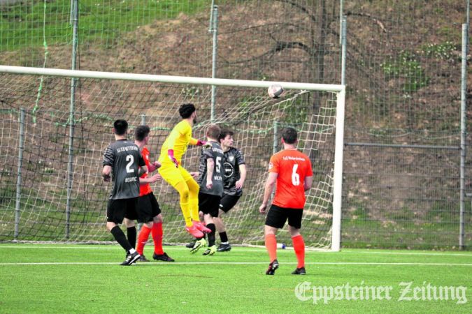 Ben Rosenberg trifft zum 2:0 für den TuS gegen Hattersheim..
            Foto: Jochen Haupt