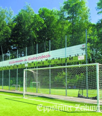 Das Transparent &bdquo;Willkommen in Niederjosbach&rdquo; gr&uuml;&szlig;t die Besucher auf dem Sportplatz des TuS 1890 Niederjosbach. Archivfoto EZ