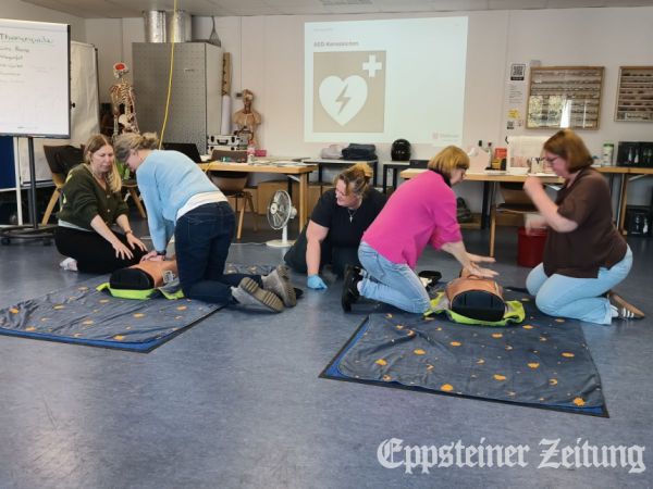 Unter der Anleitung einer Ausbilderin lernten die Mitglieder des Verwaltungsteams die wichtigsten Handgriffe der Ersten Hilfe.Foto: privat