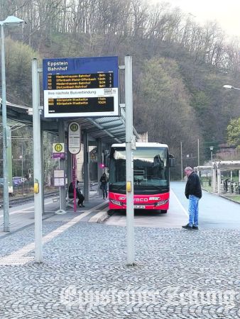Pendler brauchen Geduld – auch die Anzeigetafel am Bahnhof Eppstein gibt häufig keine aktuelle Auskunft.Foto: Jan Weller