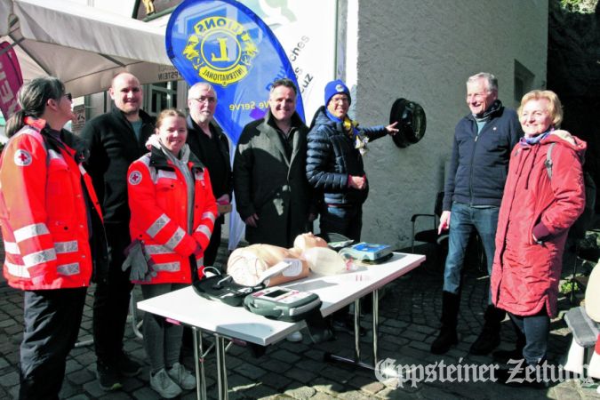 Beate Stieler und Christoph Pellengahr sind die Initiatoren des neuen AED Am Verlagshaus der EZ und nehmen es mit Rainer Hartje, Rouven Höfer und DRK-Chef Stephan Racky und seinem Team (v.re.) offiziell in Betrieb. Foto: Beate Schuchard-Palmert