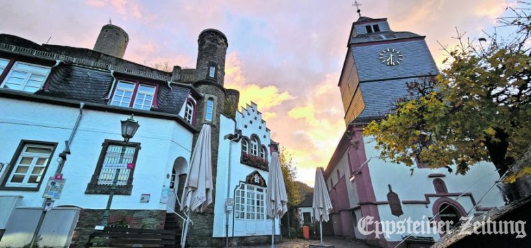 Sonnenaufgang am Gottfriedplatz in der Eppsteiner Altstadt: Zwischen dem Verlag der Eppsteiner Zeitung im Alten Rathaus und der Talkirche findet jeden Freitag der Wochenmarkt statt und an drei Terminen zusätzlich ein Neubürgertreffen.Foto: Stadt Eppstein