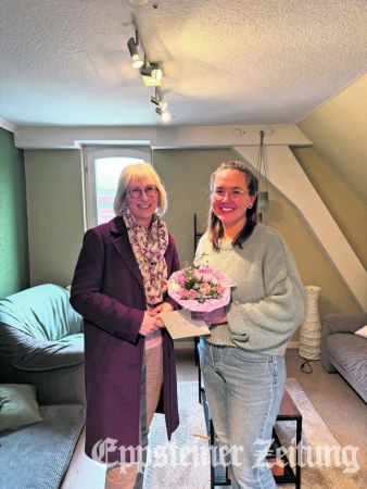 Erste Stadträtin Andrea Sehr verabschiedet Jugendarbeiterin Vanessa Spörl.Foto: Stadt Eppstein