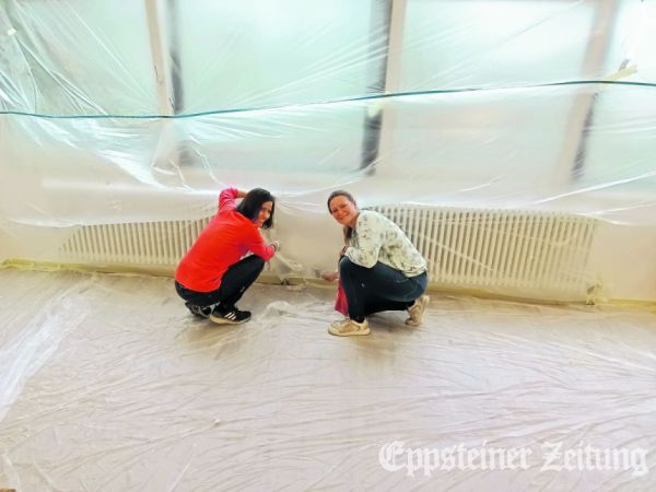 Die Mütter Nina Schwalb und Jana Federico (v.l.) bei den Vorarbeiten für die Renovierungsaktion in der Kita. Foto: Stadt Eppstein