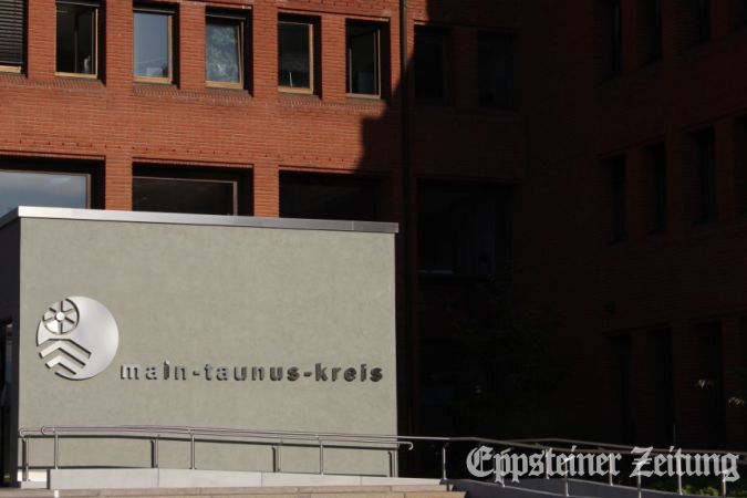 Das Landratsamt im Hofheim bei Nacht.Foto: MTK-Pressestelle