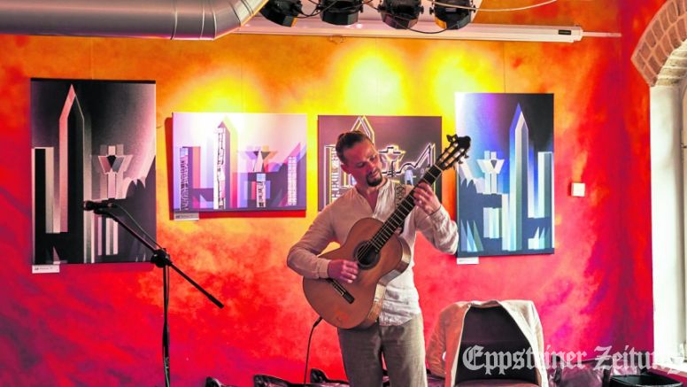 Musiker Mateo Martinez in der Wunderbar vor der verfremdeten Frankfurter Hochhauskulisse von Arnd Rödiger.Foto: Rainer Grett