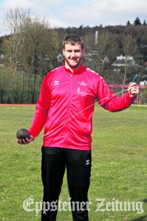 Tim Steinfurth mit dem Hammer, der eigentlich eine Kugel ist. Foto: Beate Schuchard-Palmert