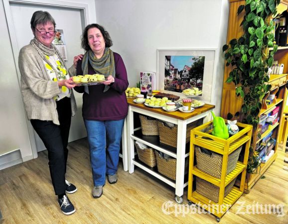 Christiane Adolphs und Iris Wirth (v.l.) haben viele Scones gebacken. Foto: S. Reulecke
