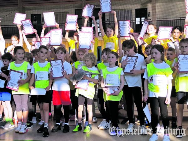 Die TSG Eppstein Kinder-Leichtathleten zeigen stolz ihre Urkunden.Foto: privat