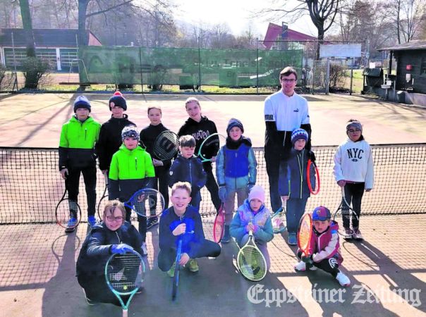 In Ehlhalten wird auch mit Winterjacke und Pudelmütze Tennis gespielt – beim Ostercamp herrschte Aprilwetter.Foto: privat