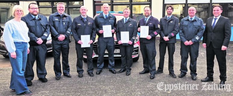 Erste Stadträtin Andrea Sehr, stellvertretender Stadtbrandinspektor Sven Steinmetz, Wehrführer Niederjosbach Patrick Gruß, ausgeschiedener stellvertretender Wehrführer Niederjosbach Jens Hachenberger, neuer stellvertretender Wehrführer Niederjosbach Denis Straube, wiedergewählter Wehrführer Ehlhalten Patrick Schmitt, neuer stellvertretender Wehrführer Ehlhalten Christian Schmitt, ausgeschiedener stellvertretender Wehrführer Ehlhalten Christoph Fernandez, Stadt­brandinspektor Mario Mezga und Bürgermeister Alexander Simon (vl.n.r.).Foto: Stadt Eppstein