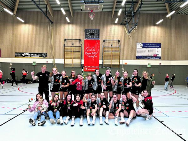 Freudenfeier bei den Handball-Damen der HSG EppLa. Mit dem Sieg gegen Rüdesheim gelang den Frauen der vorzeitige Aufstieg in die Bezirksoberliga. Foto: privat