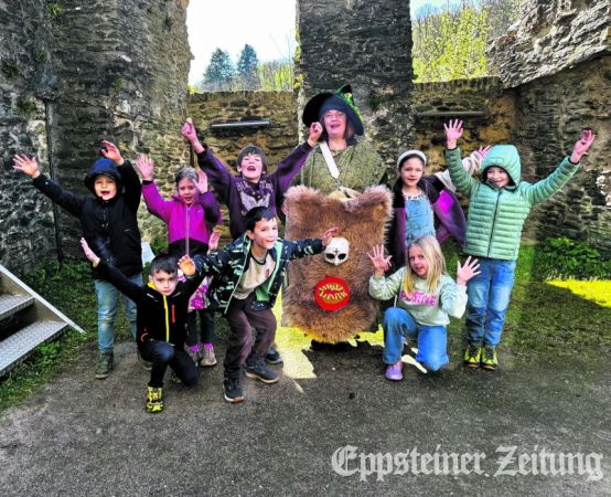 Jubelnde Kinder bei der Märchenführung. Sonja von Saldern (Mitte hinten) hatte auch einen selbst gebastelten Riesen dabei. Foto: Sabrina Reulecke