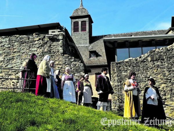 Höhepunkt und Abschluss des Osterspaziergangs war ein Duell um die heimliche Verlobung zwischen einer protestantischen Braut und ihrem katholischen Bräutigam.Foto: Sabrina Reulecke