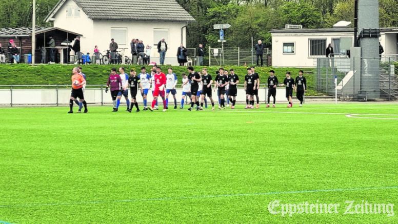 Die Fu&szlig;baller der SG Bremthal und TuS Hornu II marschieren auf den Sportplatz. Foto: privat