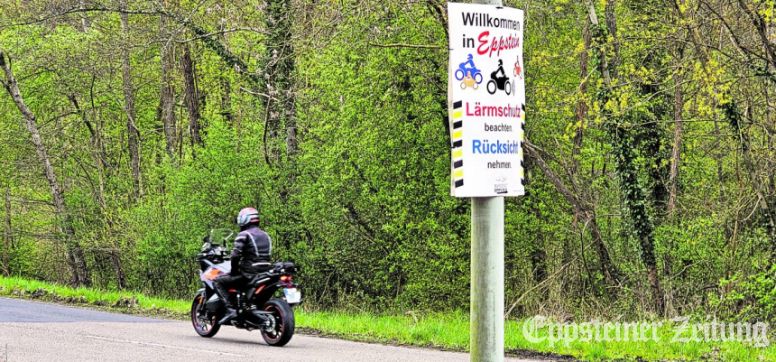 Mit Plakaten appelliert die Stadt an Motorradfahrer, Rücksicht zu nehmen.Foto: Stadt Eppstein