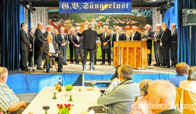 Gesangverein Sängerlust Niederjosbach und Dirigent Ulrich Stoll eröffnen das Frühlingskonzert.
            Foto: Ulrich Häfner