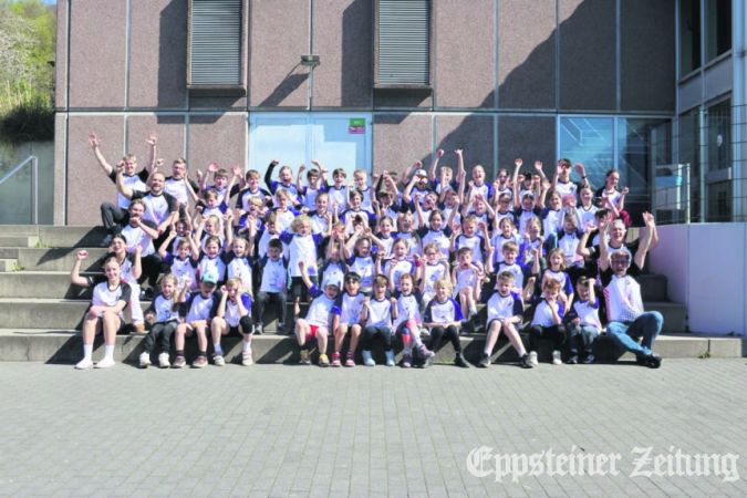 Jubelnde Handballerinnen und Handballer auf den Stufen der Bienroth-Halle beim Oster-Camp der HSG EppLa.Foto: privat