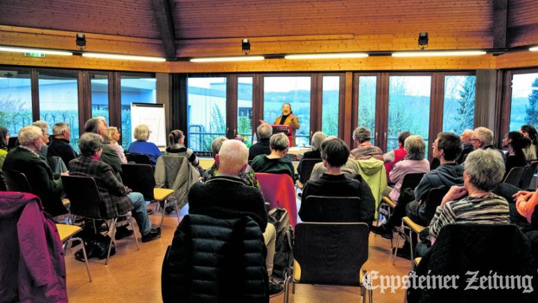 Günther Harmelings Vortrag über Christentum und Rechtsextremismus machte den Zuhörern deutlich, wie sehr religiöse Sprache und vorgebliche Frömmigkeit in machtpolitische Strategien eingewoben werden.Foto: privat