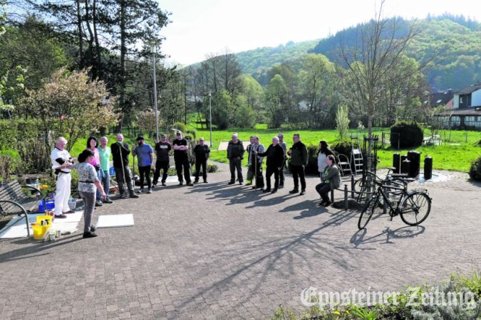 Zum Auftakt der Ehlhaltener Woche trafen sich die Helferinnen und Helfer zur Einteilung der Arbeitsgruppen mit Martina Smolorz (vorne li.) neben dem Brunnen am Dorfplatz.  Fotos: B. Schuchard-Palmert