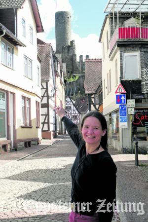 Almut Karig erfreut sich am Anblick des Burgturms in der Altstadt.Foto: Beate Schuchard-Palmert