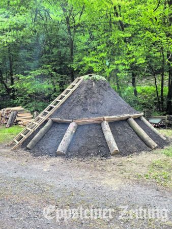 Jedes Jahr im Frühjahr wird für das Fest im Silberbachtal bei Ehlhalten der Kohlemeiler aufgeschichtet..Foto:  EZ-Archiv