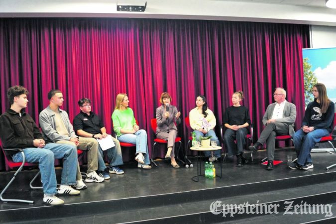 Talkrunde mit Tom, Ryan, Raphael, Maja Sommer, Heike Hofmann, Yara, Rosali, Eberhard Pausch und Linda (v.li.). 
            Foto: Helga Mischker