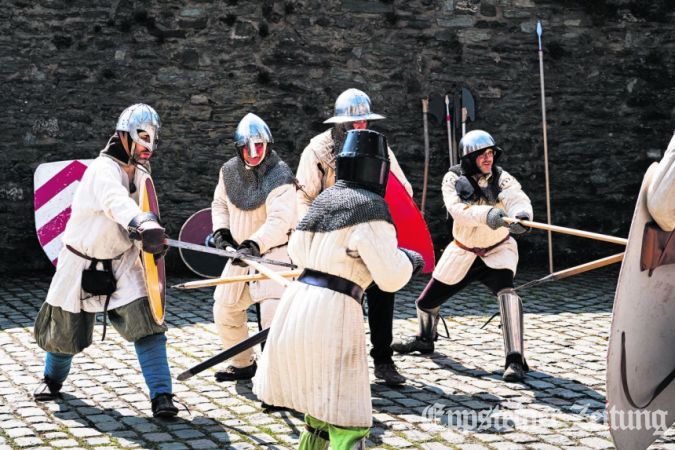 Schaukampf mit Schild und Schwert.
            Foto: Philipp Bilz/artsofphilo.com