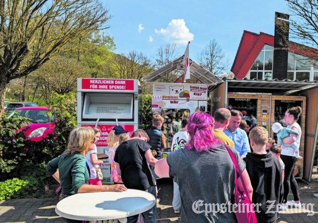 Zahlreiche Neugierige trafen sich am Eisautomaten in Ehlhalten.Foto: Stadt Eppstein