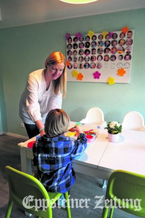 Bernadeta Mücke ist seit über 15 Jahren Tagesmutter und hat schon viele Kinder wie den zweijährigen Arian betreut, wie die Fotowand zeigt.Foto: Beate Schuchard-Palmert