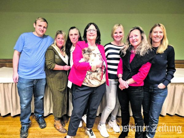 Der neue Vorstand des Tierschutzvereins Kelkheim, v.l.n.r. Dennis Eisenmenger, Nadine Bahr, Sandra Glaab, Cornelia von Meyendorff, Sabrina Sorhagen, Gaby Reiser und Chrissie Frank.
            Foto: privat