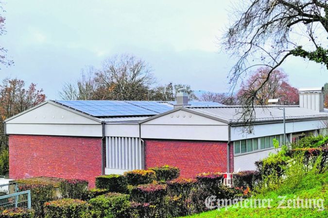 Das Dach der Turnhalle der Burg-Schule wurde 2022 erneuert und erhielt eine Photovoltaik-Anlage. Jetzt soll ein Erweiterungsbau neuen Platz für die Grundschule schaffen.Foto: MTK-Pressestelle