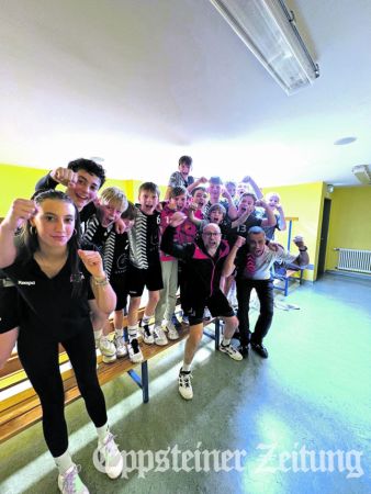 Spieler und Betreuerteam der männliche D-Jugend feiern den Einzug in die Bezirkoberliga.Foto: privat